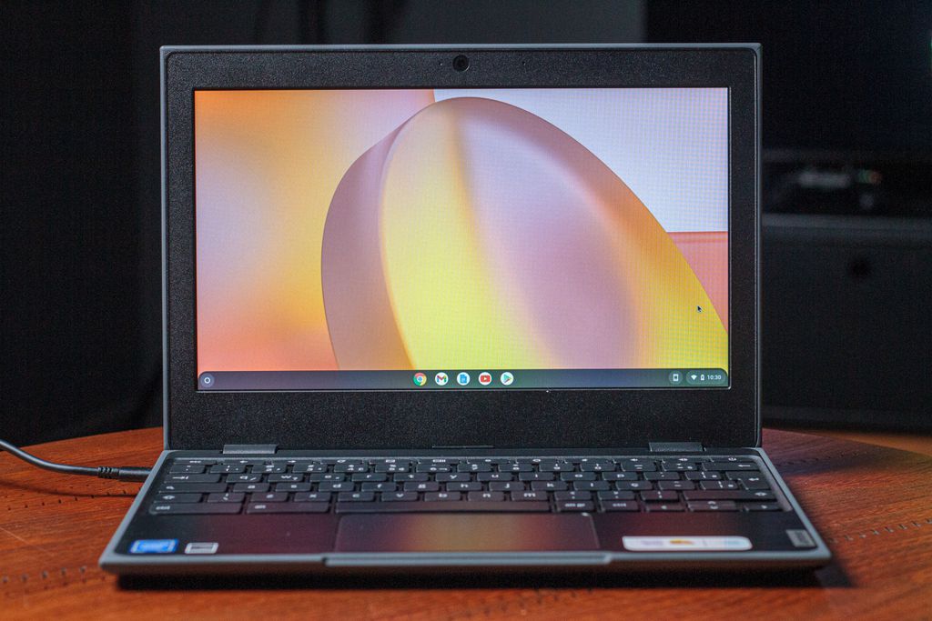 O Chromebook Lenovo 100e tem design semelhante a um notebook (Imagem: Ivo/Canaltech)