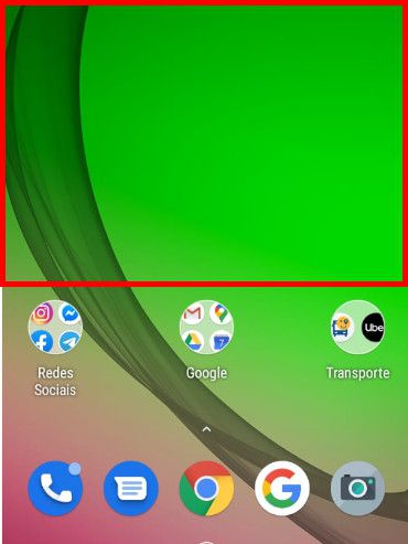 Pressione o dedo sobre qualquer área vazia da tela inicial de seu celular (Captura de tela: Matheus Bigogno)