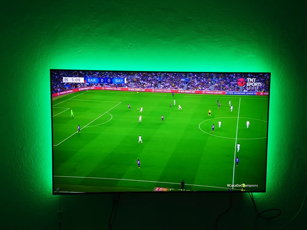 Iluminação atrás da TV pode criar um clima mais aconchegante pra ver os jogos (Imagem: Bruno Bertonzin/Canaltech)