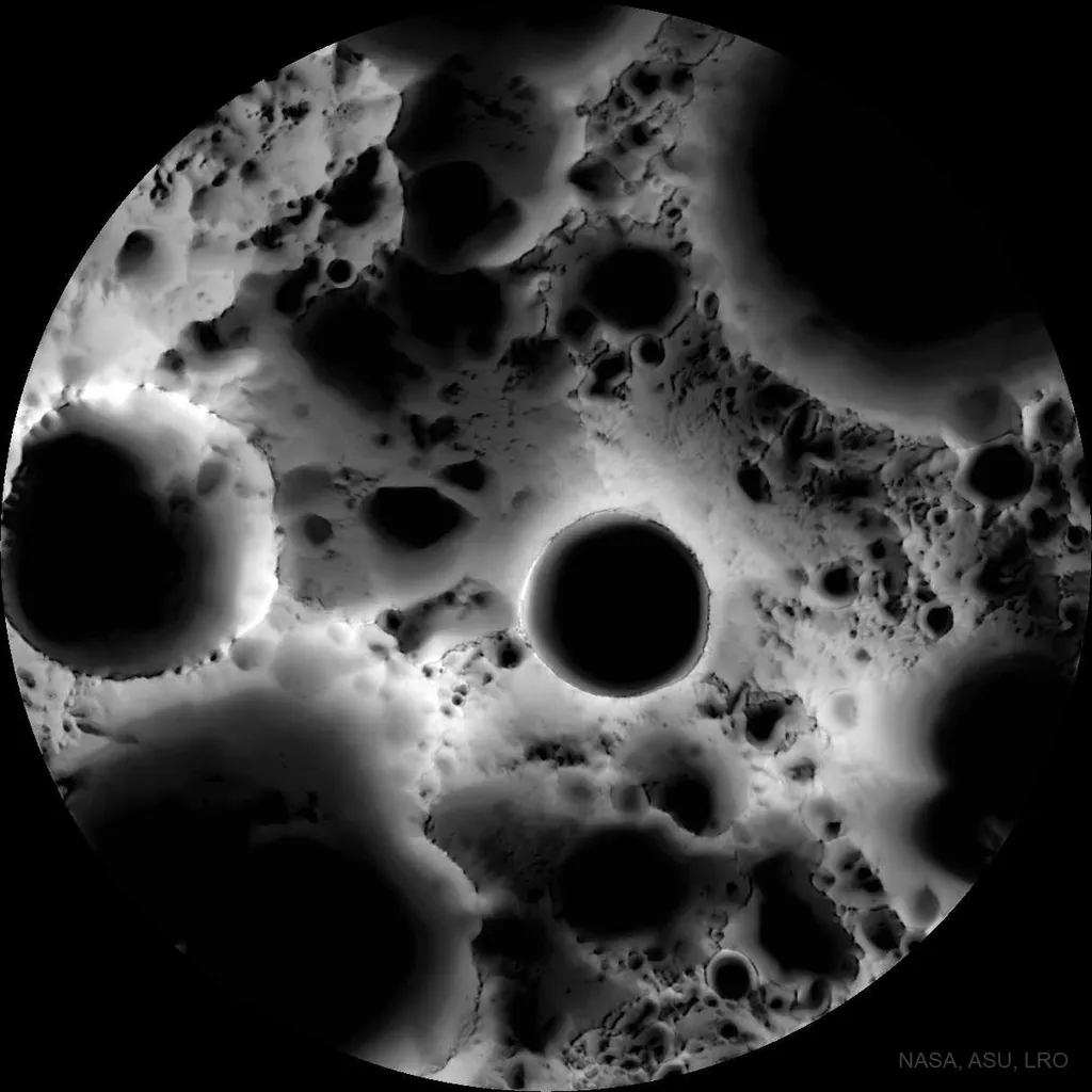 Mapa da Lua produzido com imagens da sonda Lunar Reconnaissance Orbiter (Imagem: Reprodução/NASA, Arizona State U., Lunar Reconnaissance Orbiter)
