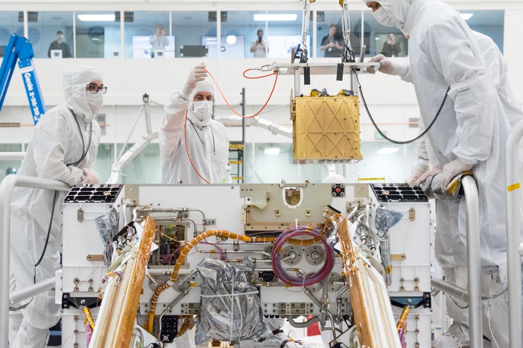 O MOXIE, uma "fábrica de oxigênio", sendo instalado no Perseverance (Foto: NASA)