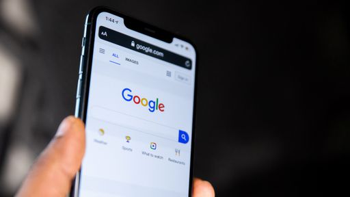 Google volta a testar tema escuro no buscador para desktop e muda menu de lugar