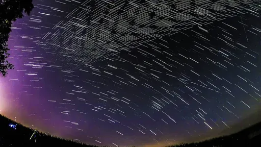 Novos satélites Starlink voltam a ficar mais brilhantes no céu noturno