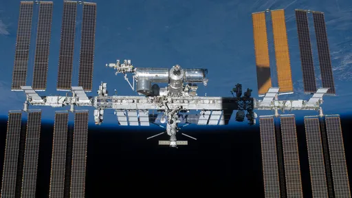 Dupla de astronautas instala novo porto para espaçonaves comerciais na ISS