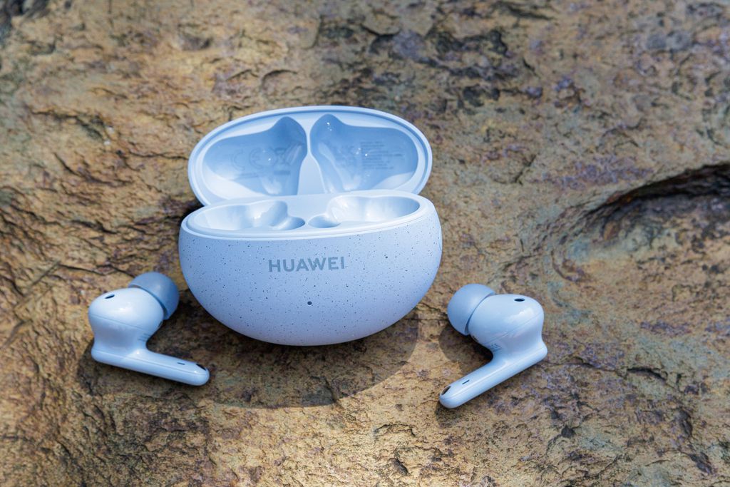 O Huawei FreeBuds 5i promete áudio de alta qualidade e cancelamento de ruído por um preço mais acessível (Imagem: Ivo Meneghel Jr/Canaltech)