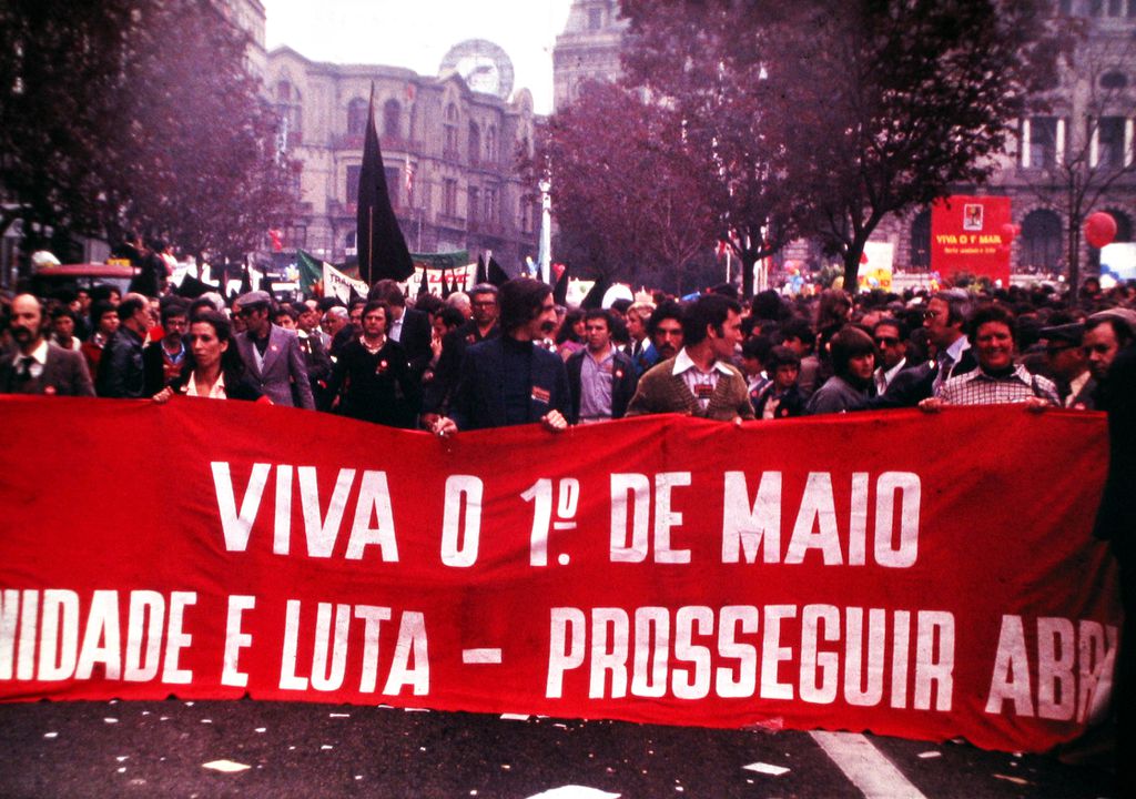 A tradição de protestos e lutas no Primeiro de Maio foi importada para o Brasil da Europa, onde o Dia do Trabalho já estava bem estabelecido — na foto, manifestação em 1º de maio de 1980, em Porto, Portugal (Imagem: I. Henrique Matos/CC-BY-2.5)