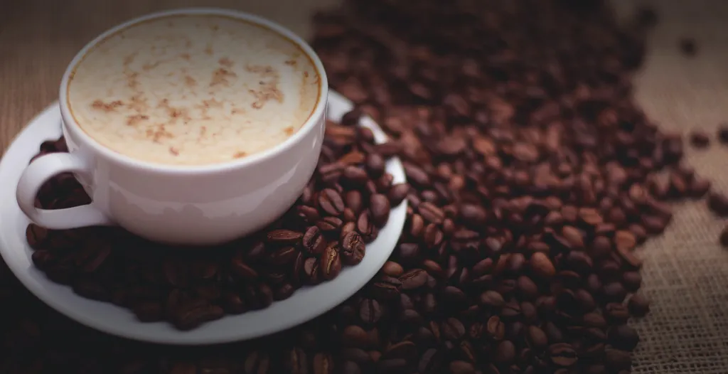 O café já tem polifenóis benéficos à saúde, que evitam inflamações, e o leite melhor ainda mais esse efeito (Imagem: Mike Kenneally/Unsplash)