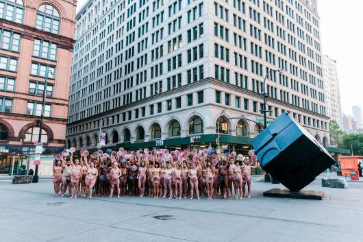 Censura de artes com nudez reúne protestantes em frente ao Facebook e Instagram