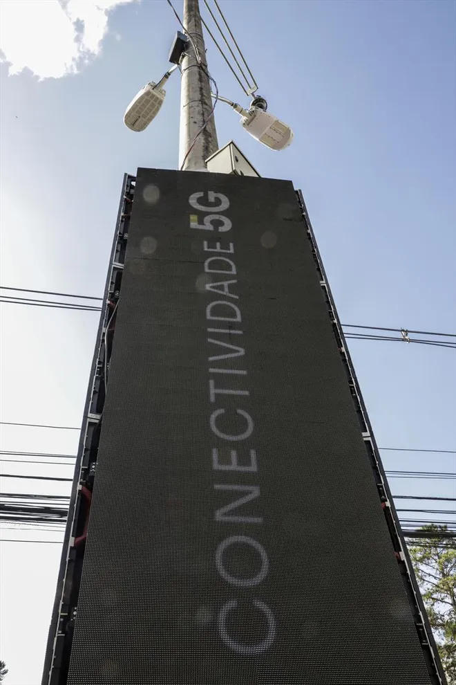 Luminária com antena 5G de Curitiba (Imagem: Divulgação/Hully Paiva/SMCS)