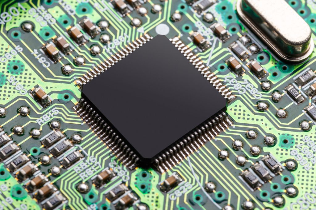 Lei de Moore prevê que o número de transistores dentro de um microchip deve dobrar a cada dois anos (Imagem: Grafvision/Envato)