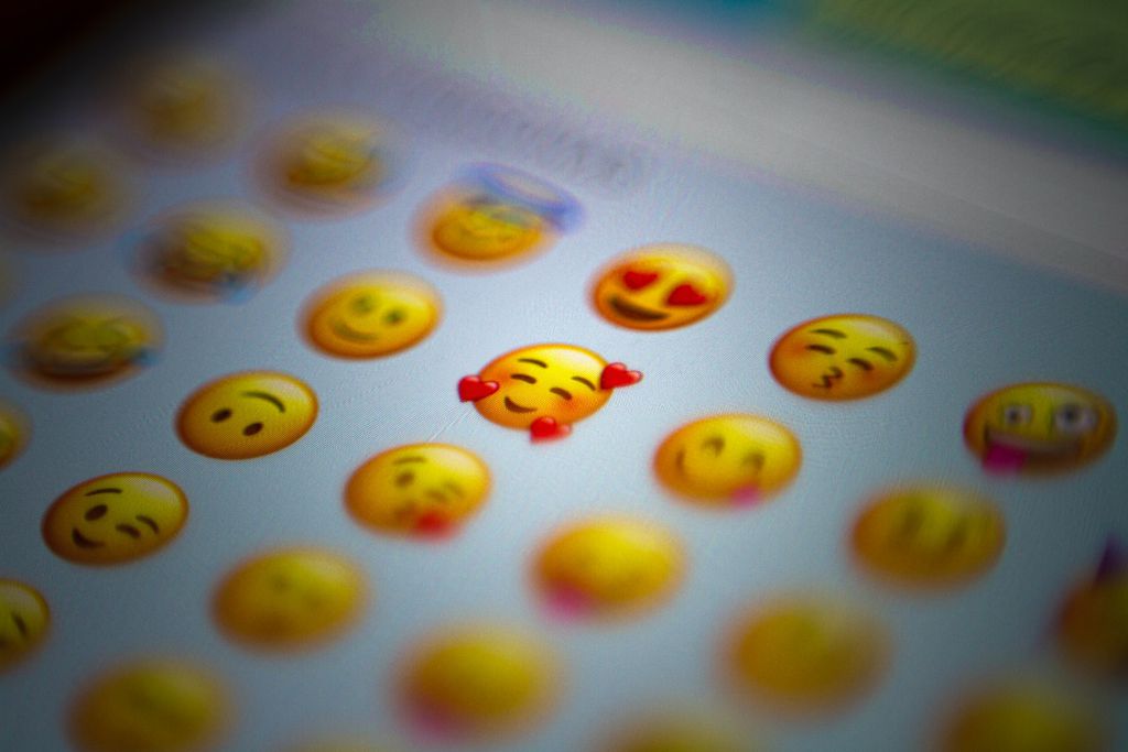 Mensagens estranhas com emojis vindas de números desconhecidos podem ser um tipo de trava zap (Imagem: Domingo Alvarez E/Unsplash)