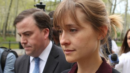 Atriz de Smallville pega 3 anos de prisão por participar do culto NXIVM