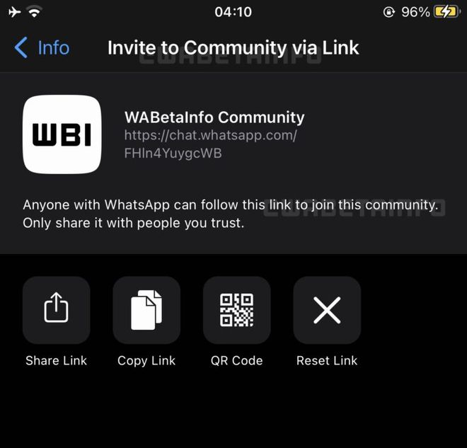 Você poderá convidar pessoas para comunidades por link ou QR Code (Imagem: Reprodução/WABetaInfo)