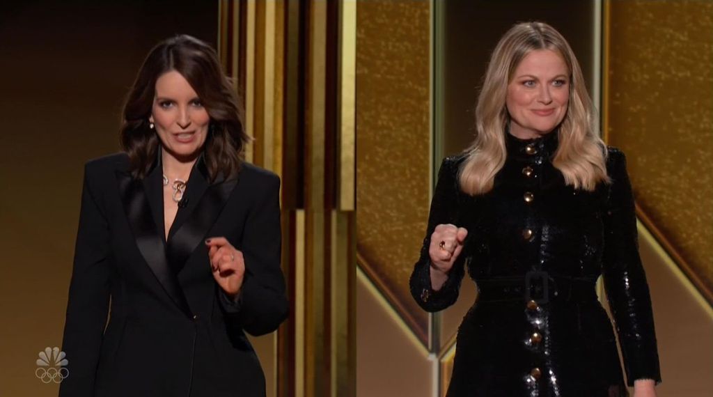 Tina Fey e Amy Poehler foram as anfitriãs da noite (Imagem: Reprodução/NBC)