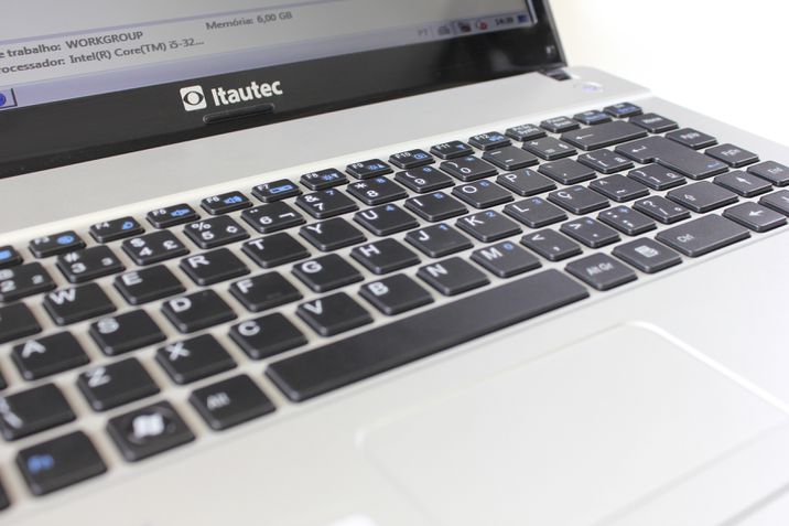 Detalhe do teclado com teclas estilo chiclete