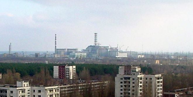 Foto feita em Pripyat, com a antiga usina de Chernobyl ao fundo (Imagem: Domínio Público)