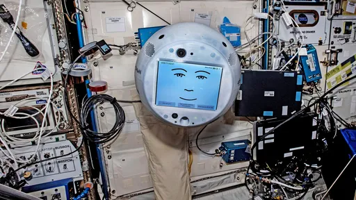 Robô assistente CIMON-2 recebe atualização e guiará experimentos na ISS