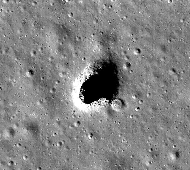 Claraboia aberta em Marius Hills, na Lua, que se formou por um antigo tubo de lava (Imagem: Reprodução/NASA/Goddard/Arizona State University)
