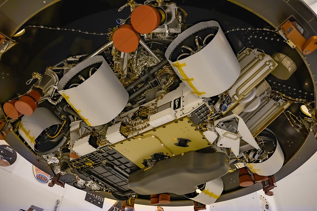 Visto de baixo, o rover Perseverance revela uma placa à direita da roda do meio, em homenagem à perseverança dos profissionais de saúde em todo o mundo (Foto: NASA/JPL-Caltech)
