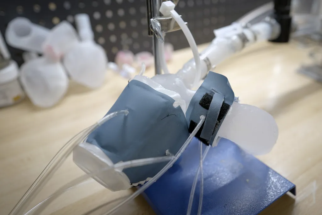 O coração replicado em 3D inclui mangas infláveis que ajudam a imitar as funções do órgão de cada paciente (Imagem: Instituto de Tecnologia de Massasuchetts (MIT))