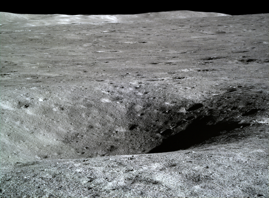 Cratera no lado afastado da Lua fotografada pela Chang'e-4 (Foto: CNSA)