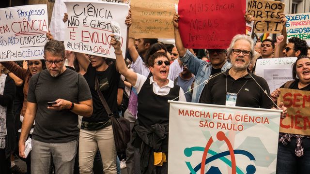 Cientistas marcham na Av. Paulista pedindo por mais investimentos na Ciência