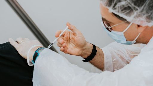 Anvisa autoriza estudo em humanos da vacina da Sanofi contra COVID; confira