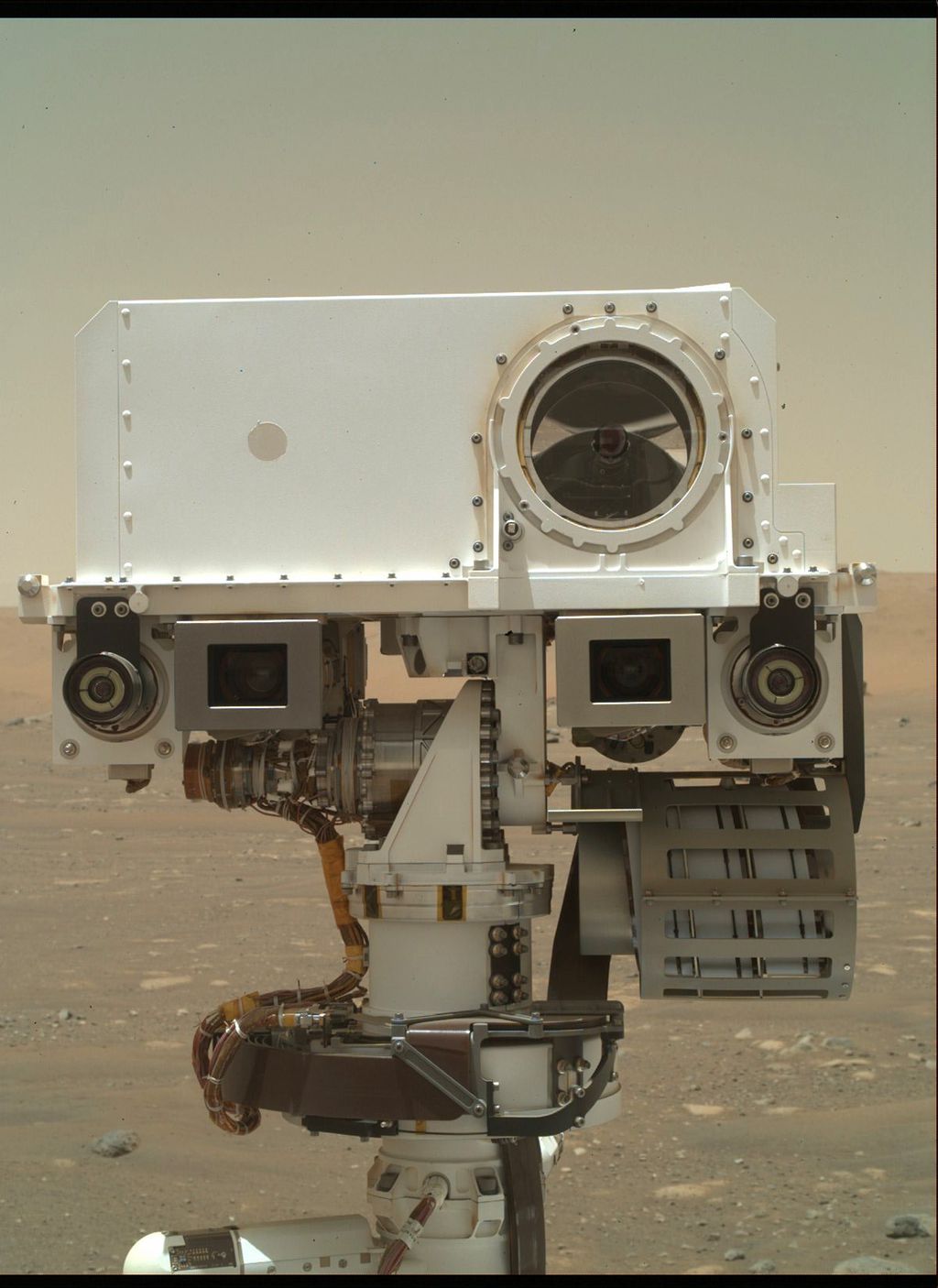 A "cabeça" do rover Perseverance registrada pela câmera SHERLOC, localizada em seu braço robótico (Imagem: Reprodução/NASA/JPL-Caltech)