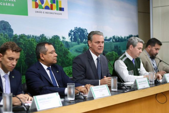 homens sentados à mesa