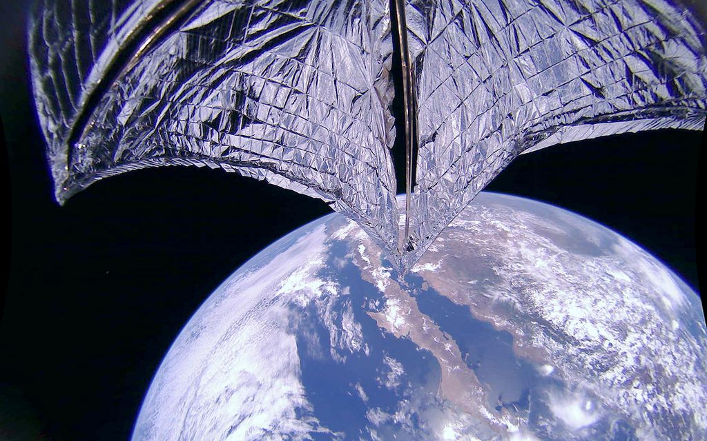 Foto real da LightSail 2 mostrando um pedacinho de sua vela solar com a Terra ao fundo (Foto: Sociedade Planetária)
