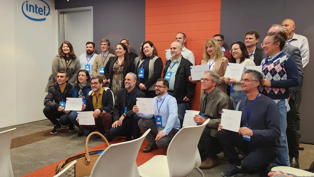 Parte dos professores com seus certificados na sede da Intel, em São Paulo (Imagem: Felipe Ribeiro/Canaltech)