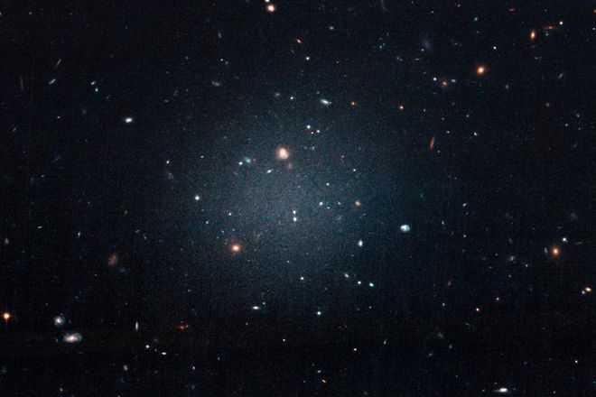 A galáxia DF2 é tão difusa que foi chamada pelos astrônomos de "transparente", pois é possível ver outras galáxias através dela (Imagem: Reprodução/NASA/ESA/P. Van Dokkum)