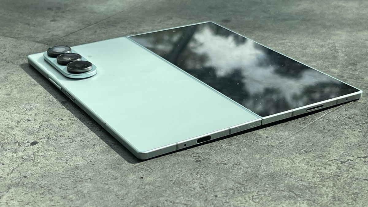 Galaxy Z Fold 8: Imagens Vazadas Revelam Design Familiar e Suporte Potencial à S Pen