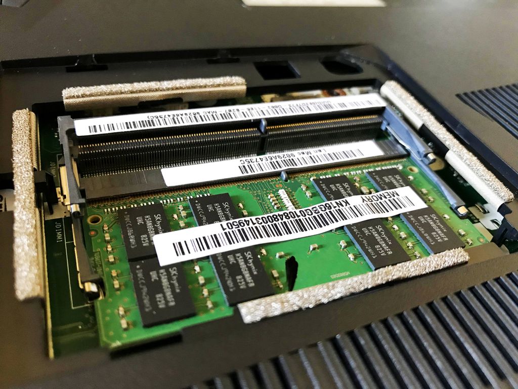Acer Nitro 5 vem com apanas um pente de memória, permitindo ao usuário adicionar um segundo sem problemas