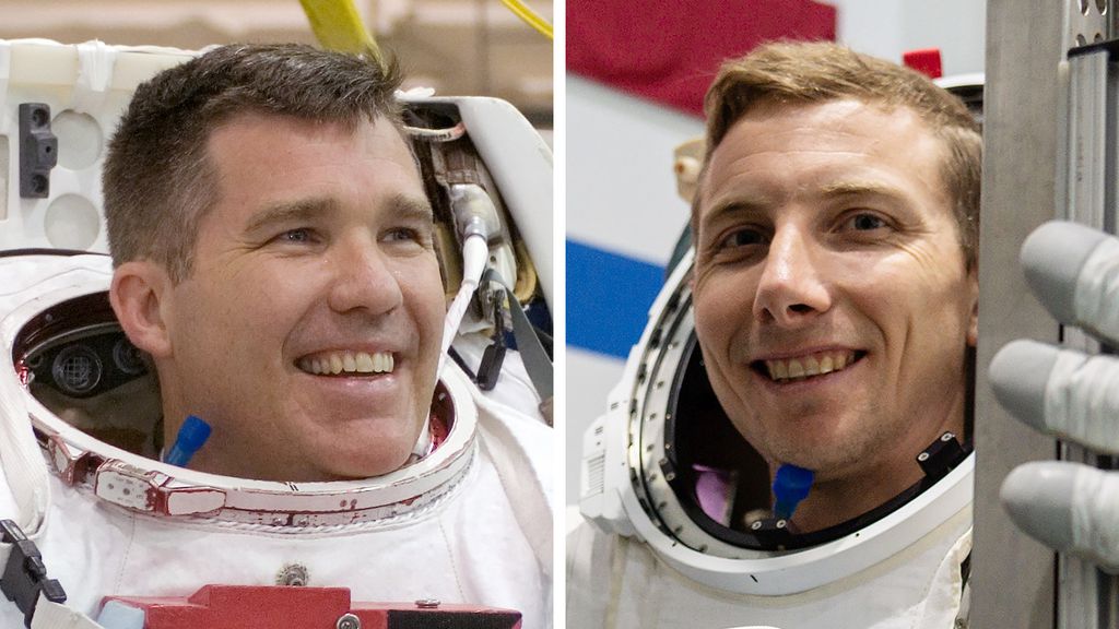 À esquerda, o astronauta Stephen Bowen e, à direita, Woody Hoburg, primeiros astronautas selecionados para a missão Crew-6 (Imagem: Reprodução/NASA)