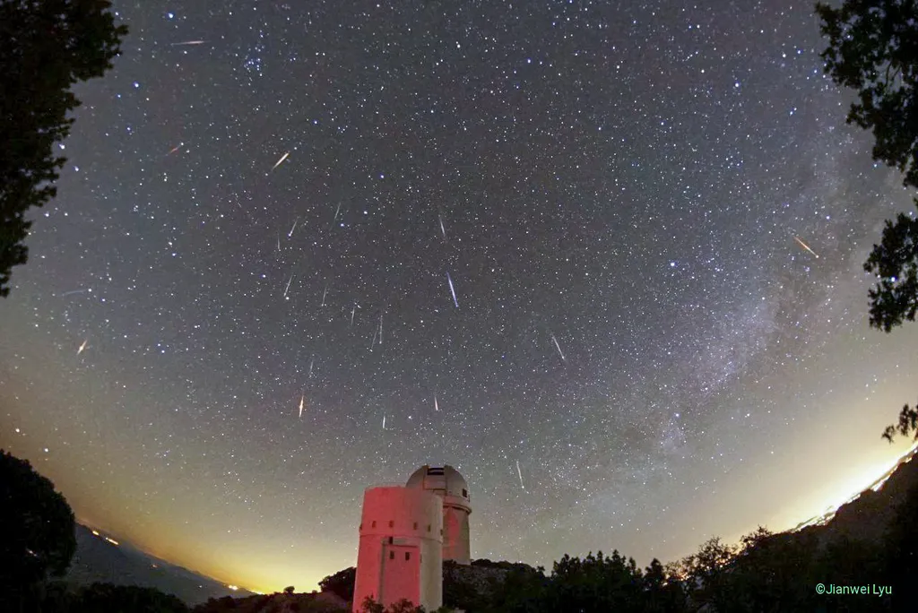 Meteoros da chuva Tau-Herculídeas fotografados sobre o Observatório Nacional Kitt Peak, nos Estados Unidos (Imagem: Reprodução/Jianwei Lyu - Steward Obs., U. Arizona)