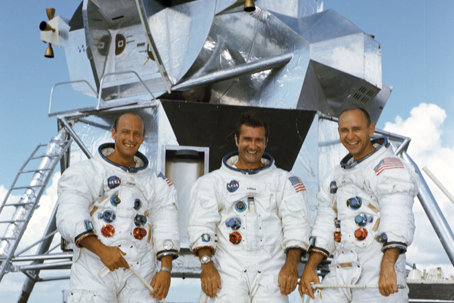 Da esquerda para a direita, Charles Conrad, Richard Gordon e Alan Bean antes do lançamento (Imagem: Reprodução/NASA)