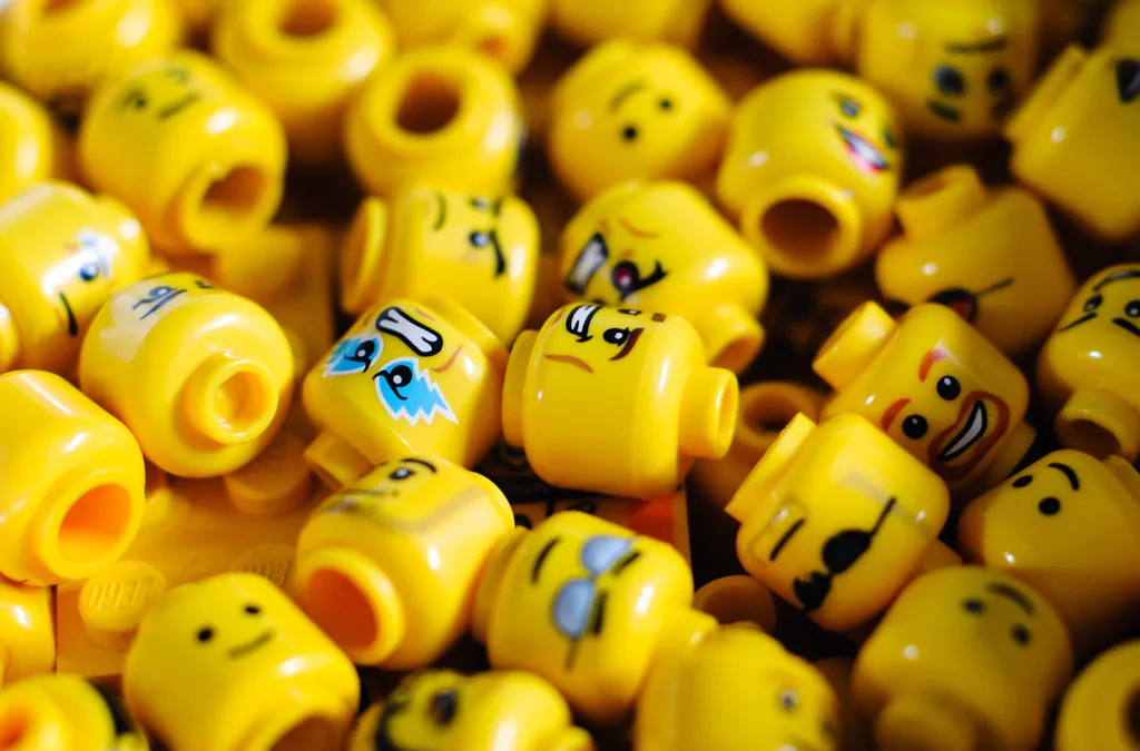 Queria saber quanto tempo um LEGO leva pra sair do corpo humano? Hoje é seu dia de sorte (Imagem: Hello I'm Nik/Envato)