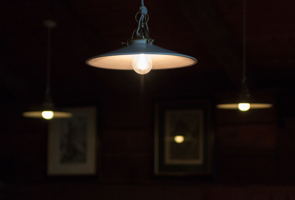 Luzes geradas por lâmpadas (Imagem: Reprodução/Eberhard Grossgasteiger/Unsplash)