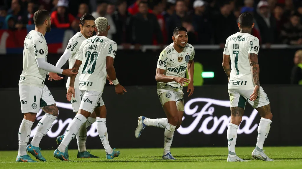 Jogadores do Palmeiras comemoram um dos gols na primeira partida em Assunção, no Paraguai (Imagem: Divulgação/ Palmeiras/ Cesar Greco)