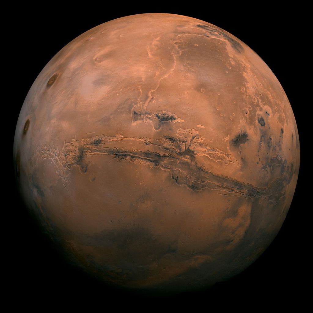 O planeta Marte é menor do que a Terra e possui uma fina camada atmosférica. Registro feito pela Mars Orbiter Camera (Imagem: Reprodução/NASA/JPL-Caltech)