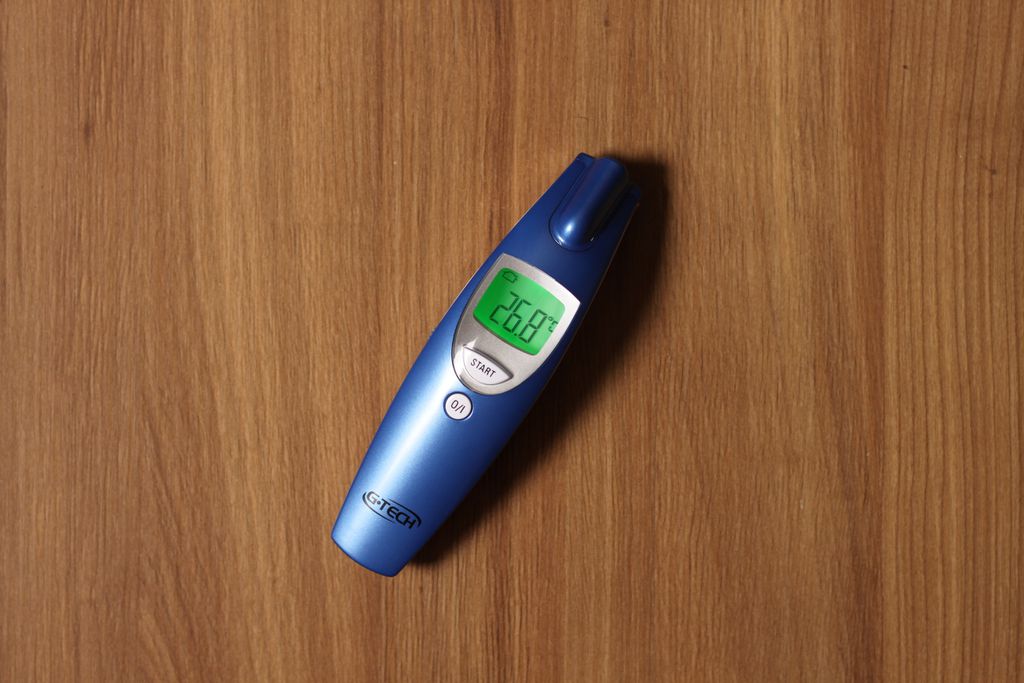 Alguns termômetros vendidos atualmente conseguem medir tanto a temperatura do corpo quanto a do ambiente (Foto: Luciana Zaramela/Canaltech)