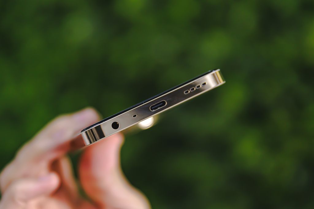Moldura lateral do Realme 11 5G é reta como no iPhone (Imagem: Brenno Barreira/Canaltech)
