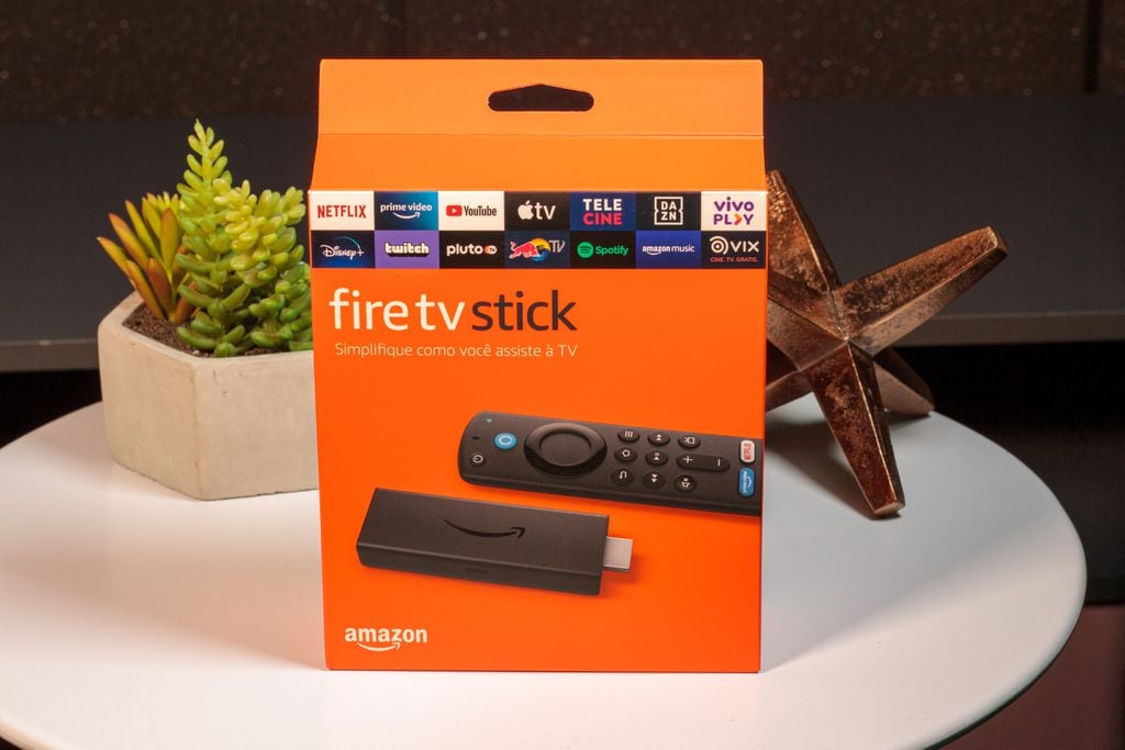 A linha Fire TV Stick é comercializada no Brasil com o ssitema Fire OS (Imagem: Ivo/Canaltech)