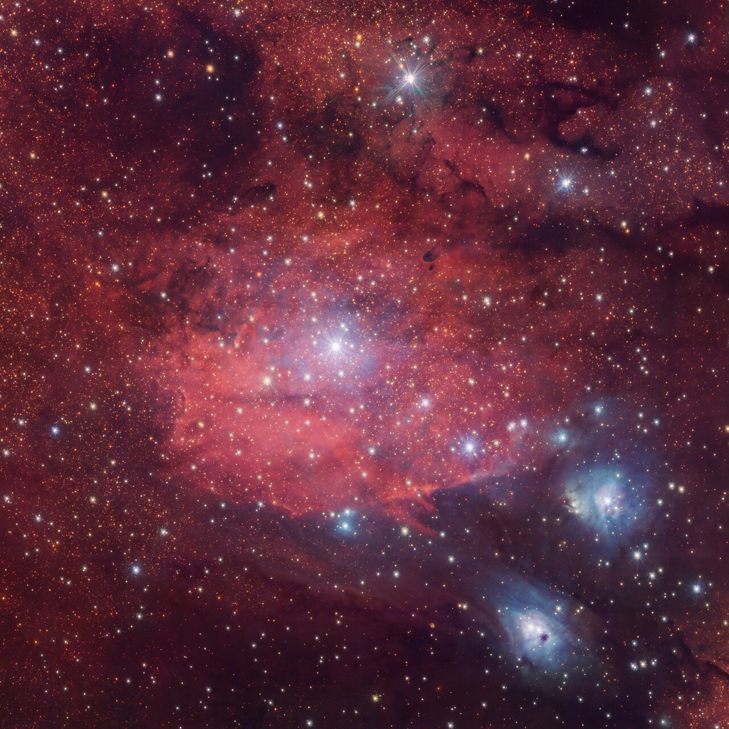 A nebulosa IC 1284 brilha em cor avermelhada devido aos átomos de hidrogênio em seu interior (Imagem: Reprodução/ESO/VPHAS+ team)