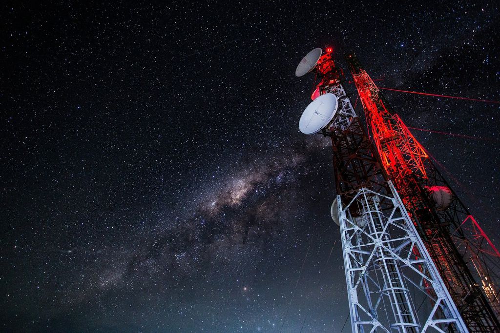 Torres terrestres têm sinal mais forte, porém mais limitado que satélites (Foto: Pixabay)
