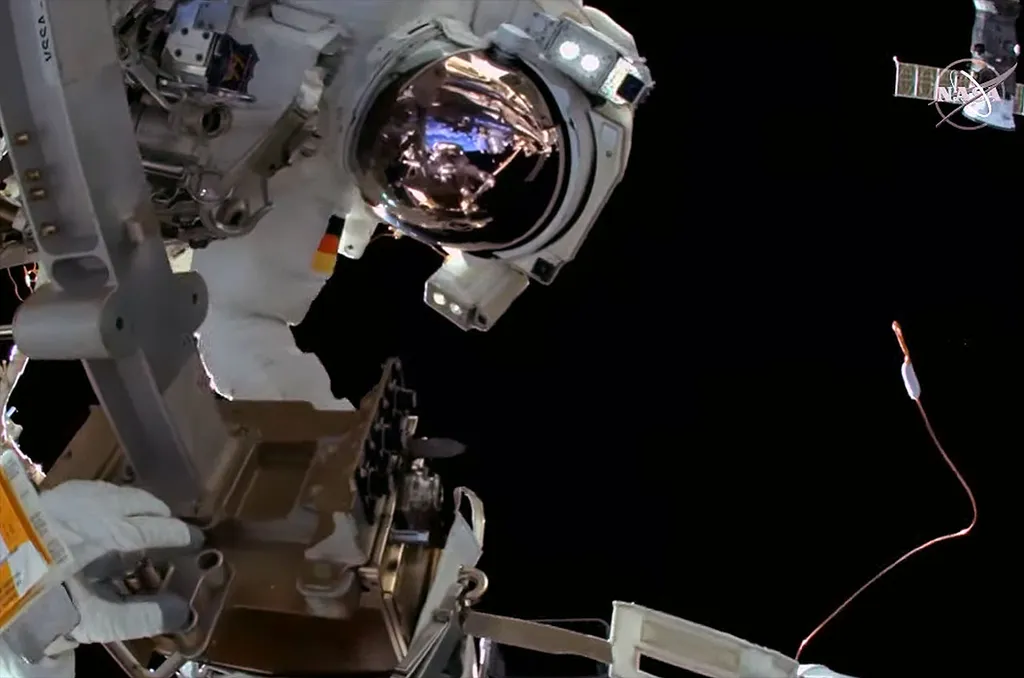 O astronauta Matthias Maurer durante a caminhada espacial em março deste ano (Imagem: Reprodução/NASA TV)