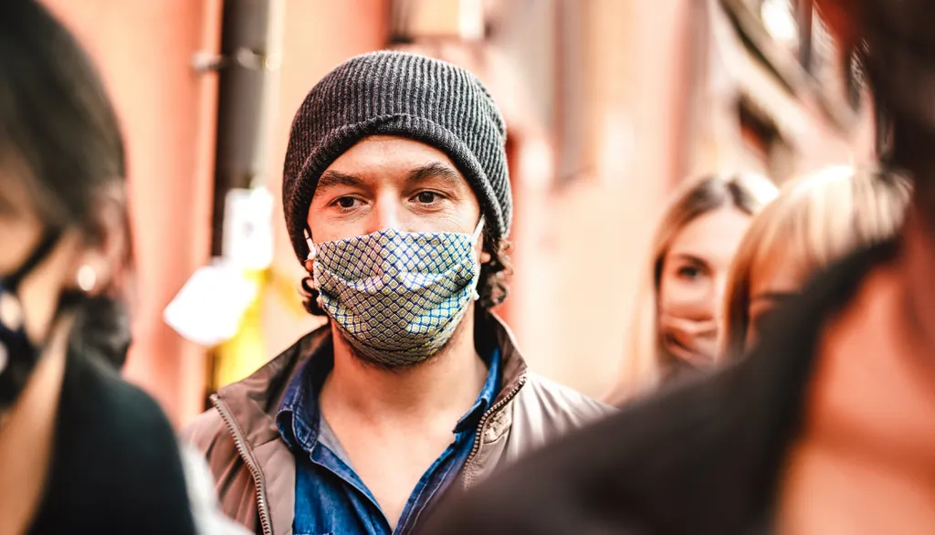 Especialistas apontam necessidade de usar máscara em lugar fechado (Imagem: MirkoVitali/Envato Elements)