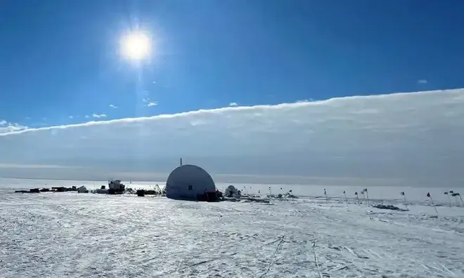 Base de onde a equipe de pesquisadores estudou o rio sob o gelo antártico (Imagem: Niwa/Craig Stevens)