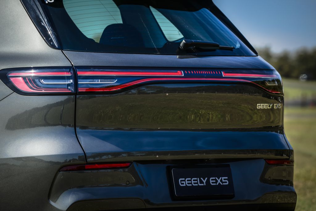 Geely EX5 visto por trás